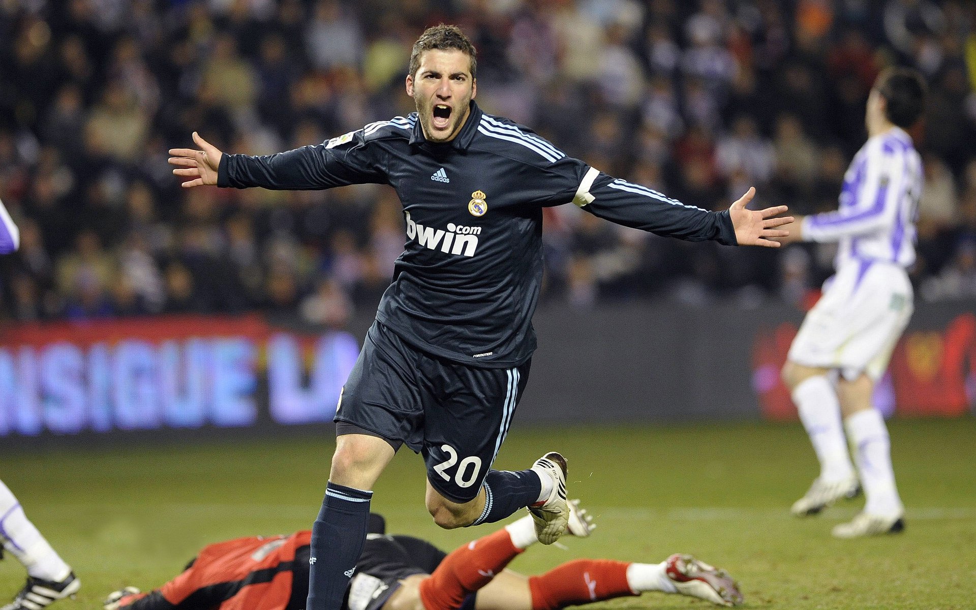 足球新纪元，哥伦比亚战术革命如何碾压拜仁，基耶萨现象级进攻的启示